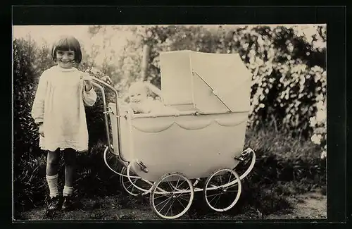 Foto-AK Strahlendes Mädchen mit strahlendem Baby im grossen Kinderwagen