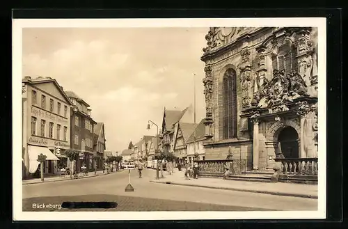 AK Bückeburg, Passanten in der Strasse