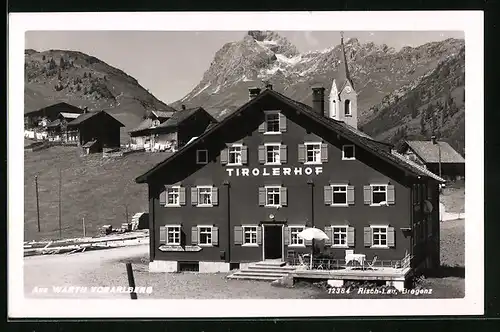 AK Warth, Alpengasthaus Tirolerhof gegen Berglandschaft