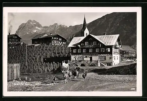 AK Warth, Strassenpartie mit Blick zum Berghotel Biberkopf
