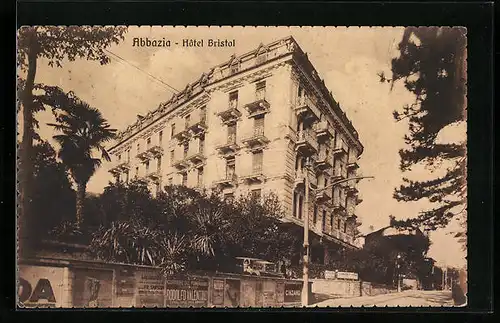 AK Abbazia, Hôtel Bristol mit Strassenpartie