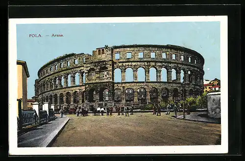 AK Pola, Passanten vor der Arena