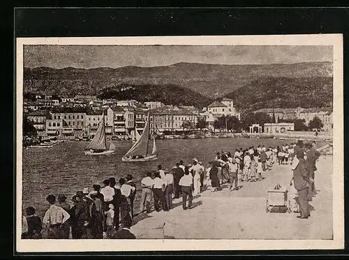 AK Crikvenica, Segelboote auf dem Wasser, Zuschauer an der Küste