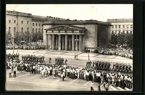 AK Berlin, Mahnmal für die Opfer des Faschismus und Militarismus Unter den Linden mit Soldatenparade