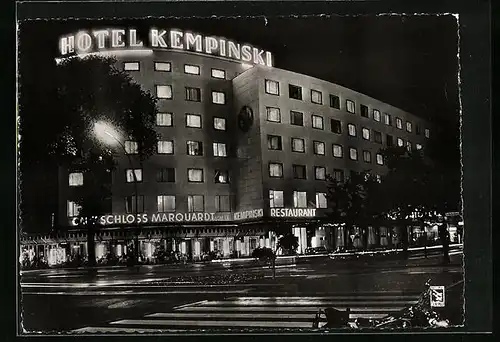 AK Berlin, Kurfürstendamm mit Hotel Kempinski bei Nacht