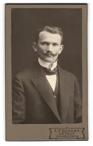Fotografie A. F. Schark, Satrup, ein elegant gekleideter Mann mit gepflegtem Schnauzbart