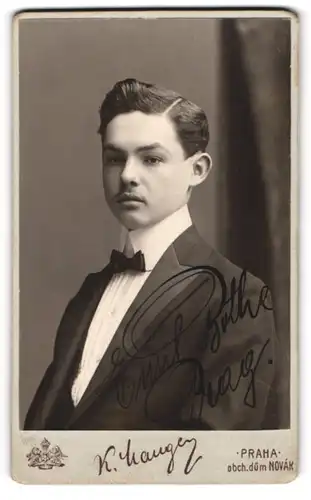 Fotografie K. Manger, Prag, Vodickova ul. 34, ein junger Herr aus der Oberschicht, mit Fliege