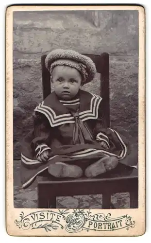 Fotografie Bernh. Wachtel, Wien, ein kleines Kind in maritimer Kleidung