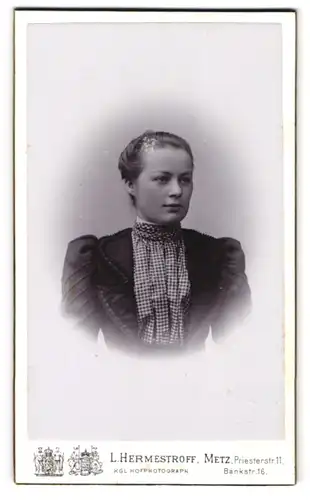 Fotografie L. Hermestroff, Metz, Priesterstr. 11, eine junge Frau mit karierten Designelementen auf der Brust