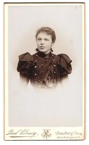 Fotografie Paul Körnig, Annaberg, obere Badergasse 4, eine junge Frau, festlich gekleidet