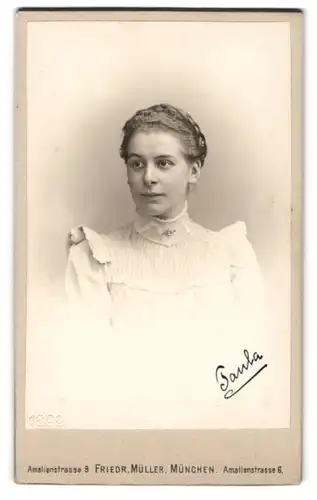 Fotografie Friedr. Müller, München, Amalienstr. 9, eine junge Frau im festlichen Kleid mit geflochtenem Haar