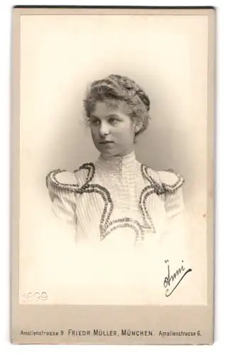 Fotografie Friedr. Müller, München, Amalienstr. 6, eine gutbürgerliche Frau mit lockigem Haar