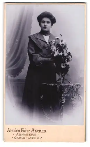 Fotografie Atelier Fritz Hacker, Annaberg, Carlsplatz 3, ein Dame mit Blumen in Oberbekleidung