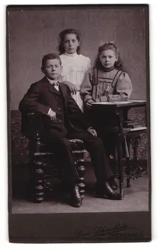 Fotografie Louis Schindhelm, Ebersbach, ein sitzender Junge und zwei stehende Mädchen