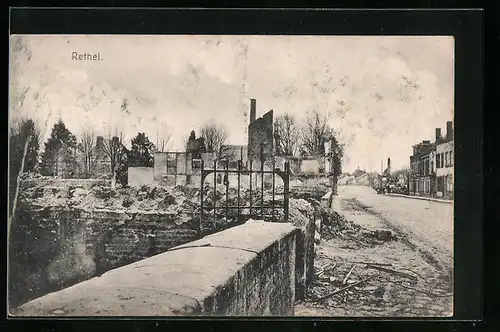 AK Rethel, Ortsansicht mit zerstörten Häusern