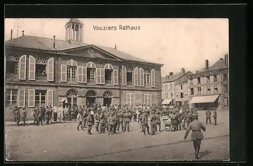 AK Vouziers, Rathaus mit Soldaten