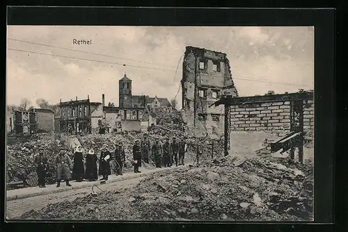 AK Rethel, Soldaten im Trümmerfeld