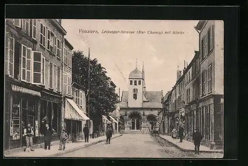 AK Vouziers, Leipziger-Strasse mit Kirche