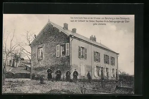 AK Donchery, Historisches Haus mit Soldaten