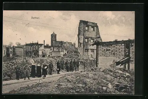 AK Rethel, Soldaten in Trümmerlandschaft