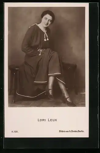 AK Schauspielerin Lori Leux sitzt und lächelt entspannt