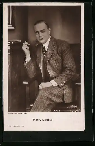 AK Schauspieler Harry Liedtke mit einer Zigarette