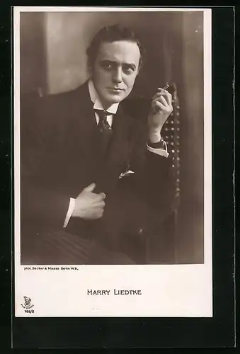 AK Schauspieler Harry Liedtke in eleganter Pose mit Zigarette