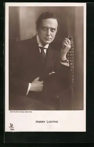 AK Schauspieler Harry Liedtke in eleganter Pose mit einer Zigarette