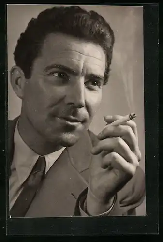 AK Schauspieler Ferenc Zenthe mit einer Zigarette in der Hand