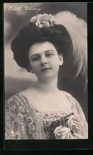AK Schauspielerin Edith Whitney mit Blumen und Federn im Haar