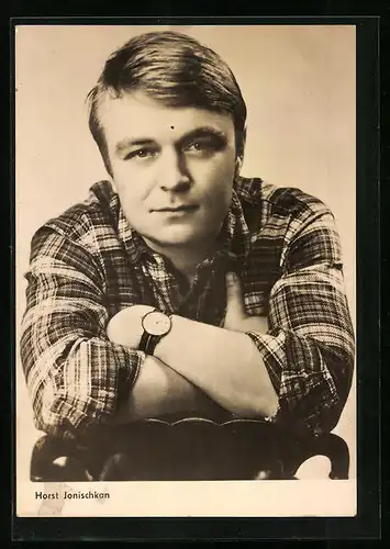 AK Schauspieler Horst Jonischkan sitzt entspannt im karierten Hemd