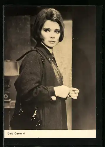 AK Schauspielerin Gaia Germani im Mantel und mit Handschuhen