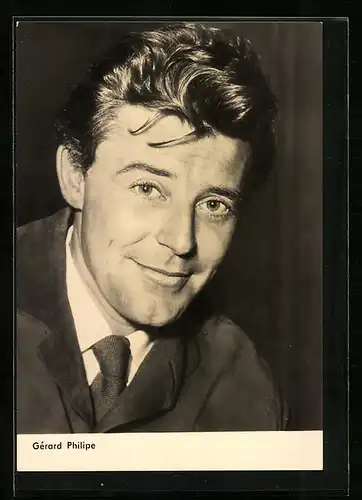AK Schauspieler Gerard Philipe lächelt in die Kamera