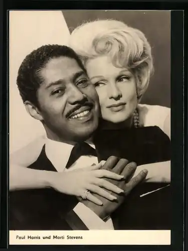 AK Schauspieler Paul Harris und Marti Stevens umarmen sich