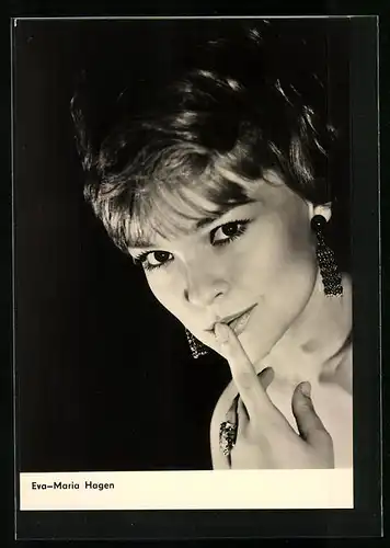 AK Schauspielerin Eva-Maria Hagen lächelt in die Kamera