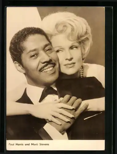 AK Schauspieler Paul Harris und Marti Stevens umarmen sich