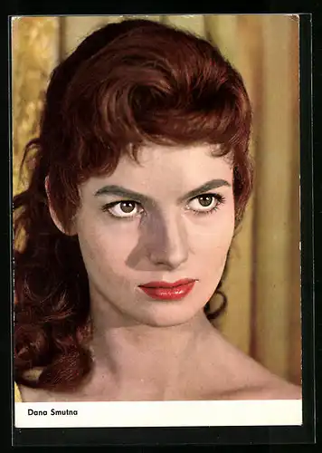 AK Schauspielerin Dana Smutna schaut herausfordernd