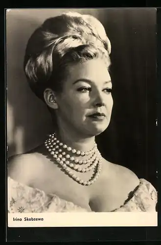 AK Schauspielerin Irina Skonzewa, ein königlicher Auftritt mit einer Perlenkette