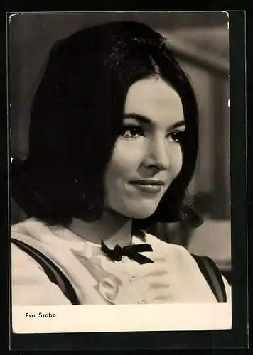 AK Schauspielerin Eva Szabo lächelt leicht