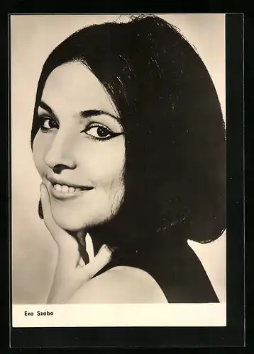 AK Schauspielerin Eva Szabo lächelt leicht