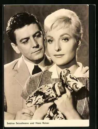AK Schauspieler Sabina Sesselmann und Hans Reiser blicken erwartungsvoll
