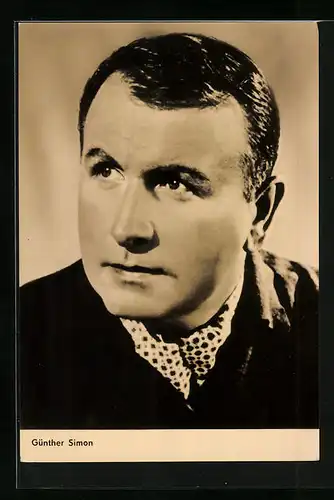 AK Schauspieler Günther Simon blickt nach oben