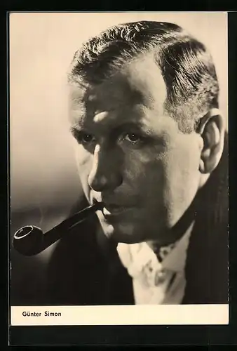 AK Schauspieler Günter Simon raucht eine Pfeiffe