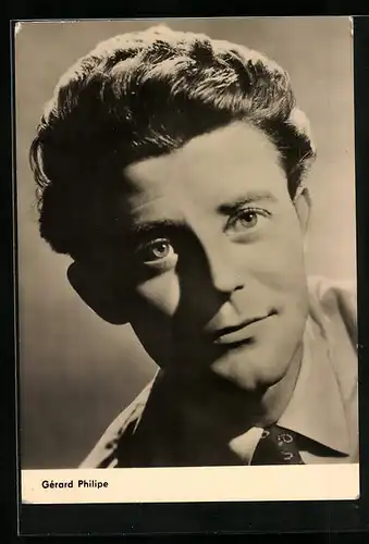 AK Schauspieler Gerard Philipe schaut in die Kamera