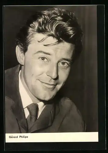 AK Schauspieler Gerard Philipe schaut in die Kamera