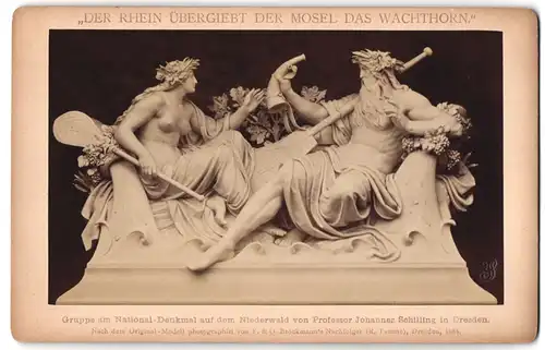 Fotografie F. & o. Brockmann, Dresden, Ansicht Rüdesheim, Niederwald Denkmal, Der Rhein übergibt der Mosel das Wachthorn