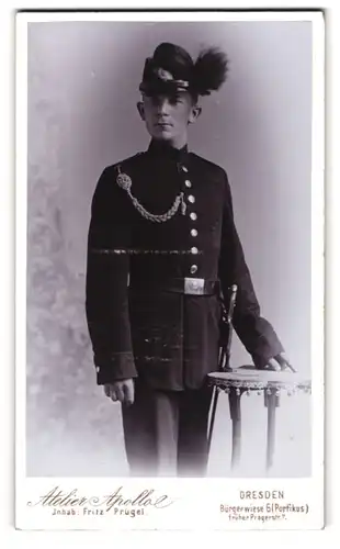 Fotografie Apollo, Dresden, Portrait Sächsischer Jäger in Uniform mit Tschako, Schützenschnur, Bajonett