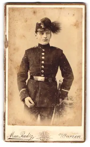 Fotografie Max Radig, Wurzen, junger sächsischer Jäger in Uniform mit Tschako und Bajonett