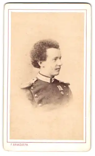 Fotografie F. Brandseph, Stuttgart, junger Soladt in Garde Uniform mit Orden und Epauletten