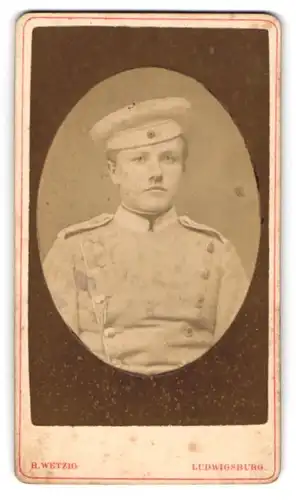 Fotografie R. Wetzig, Ludwigsburg, Portrait junger Soldat in Uniform mit Krätzschen